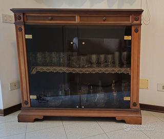 Credenza con ante in vetro