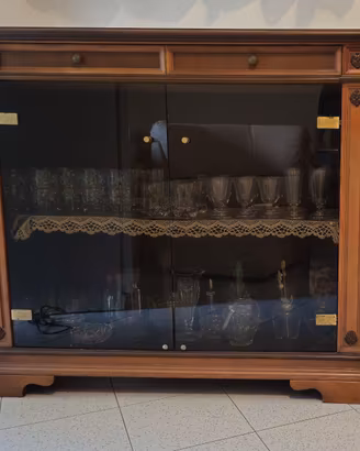 Credenza con ante in vetro