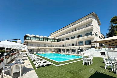 Prestigioso hotel con ampia piscina e ristorante