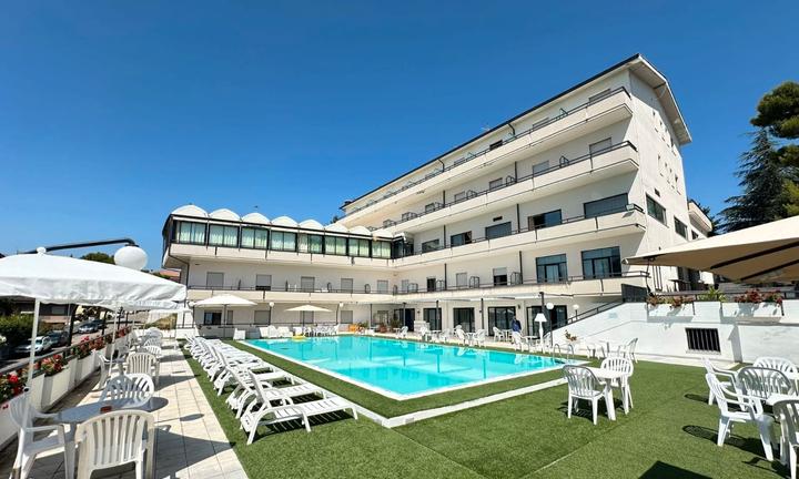 Prestigioso hotel con ampia piscina e ristorante