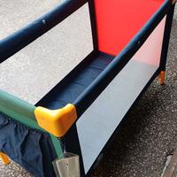 Lettino da campeggio per bimbi.