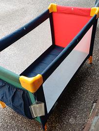 Lettino da campeggio per bimbi.