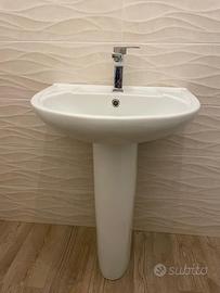 Lavabo a colonna con  rubinetteria e accessori