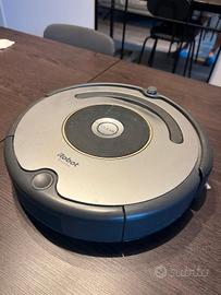 Roomba Robot aspirapolvere con base di ricarica 