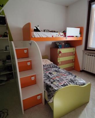 Letto a castello con secondo letto separato.