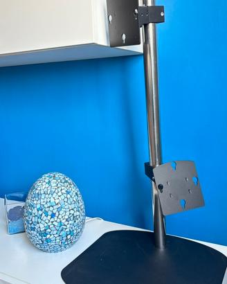 Supporto per 2 monitor con attacchi regolabili.