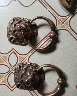 2battente a forma di leone 