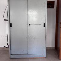 Armadio in metallo con ante scorrevoli