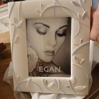 Cornice bianca con foglie celesti e rosa