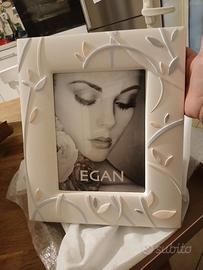 Cornice bianca con foglie celesti e rosa