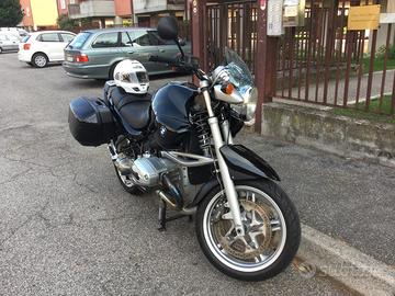 Moto BMW R 1150R  Touring nera con borse in tinta
