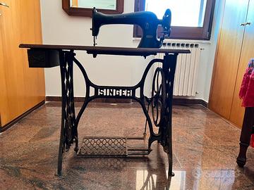 Macchina da cucire SINGER a pedale 1874