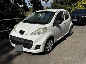 Peugeot 107 PERFETTA Gommata e batteria nuova