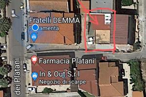 Edificio con locale commerciale