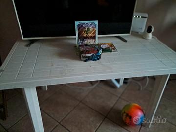 tavolo da esterno bianco