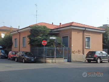 Casa indipendente con cortile e giardino
