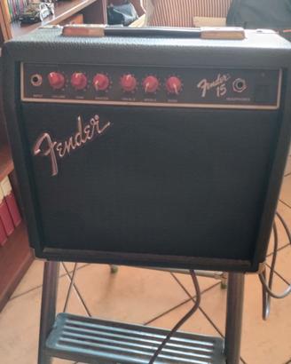 chitarra con amplificatore e distorsore
