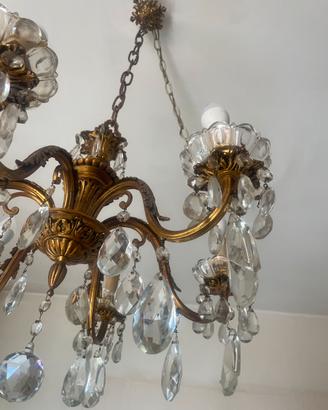 Lampadario antico con cristalli