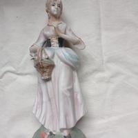 Eleganti Soprammobili in Porcellana e Ceramica