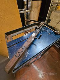 Balestra antica in legno intarsiato