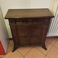 mobile in legno con due ante e un cassetto