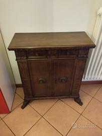 mobile in legno con due ante e un cassetto