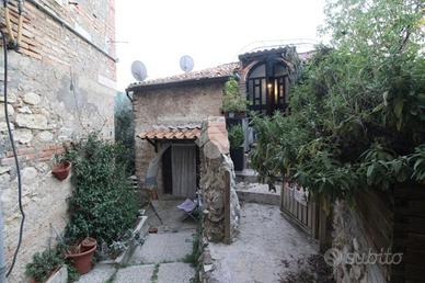 2 LOCALI A POGGIO MOIANO