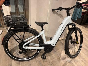Bici con pedalata assistita CUBE