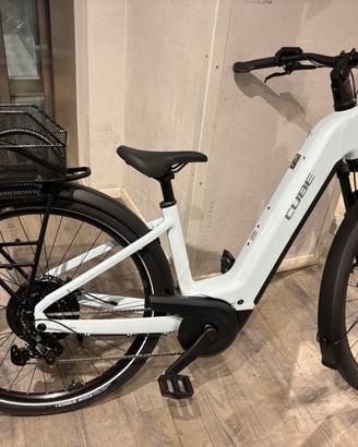Bici con pedalata assistita CUBE