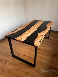 Tavolo in ulivo e resina epossidica nera