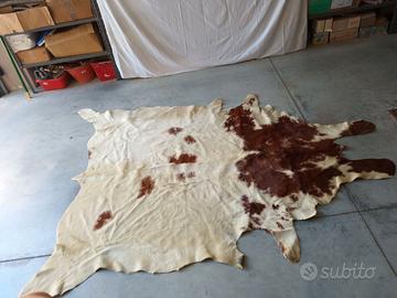 Tappeto in pelle di mucca rossa