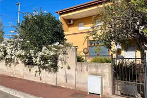 VILLETTA CAPOSCHIERA CON CORTILE