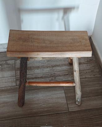 Sgabello in legno