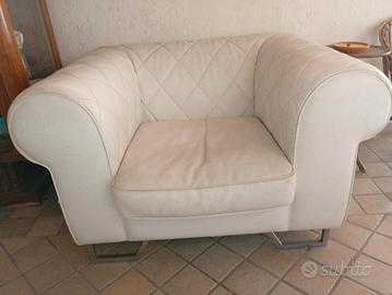 divano e poltrona in pelle 