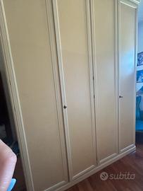 Armadio in legno bianco