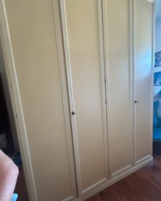 Armadio in legno bianco