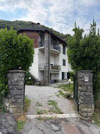 Villa di 240 m² con più di 5 locali e posto auto a