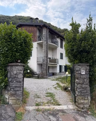 Villa di 240 m² con più di 5 locali e posto auto a