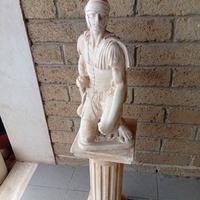 Statua antico romano con colonna di gesso