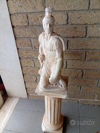 Statua antico romano con colonna di gesso