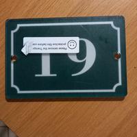 Numero civico 19 su sfondo verde