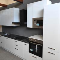 Cucina bianca lucida, 450 cm ADATTABILE E NUOVA