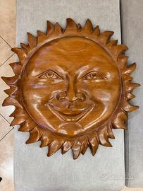 Sole scolpito in legno