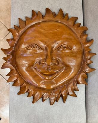 Sole scolpito in legno