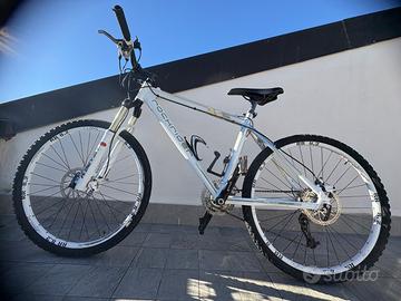 Bicicletta Rockrider 8.2