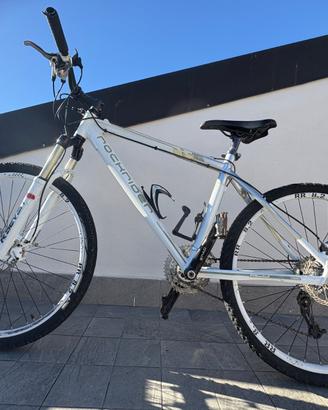 Bicicletta Rockrider 8.2