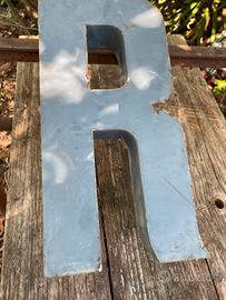 Lettera r ex insegna in metallo blu