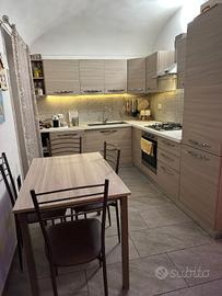 Cucina di 3 anni con tavolo e sedie 
