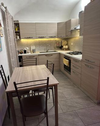 Cucina di 3 anni con tavolo e sedie 