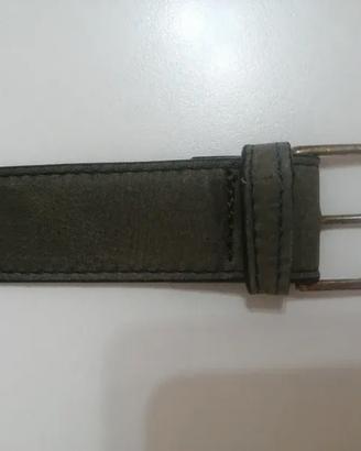 Cintura in pelle scamosciata con fibbia in metallo
